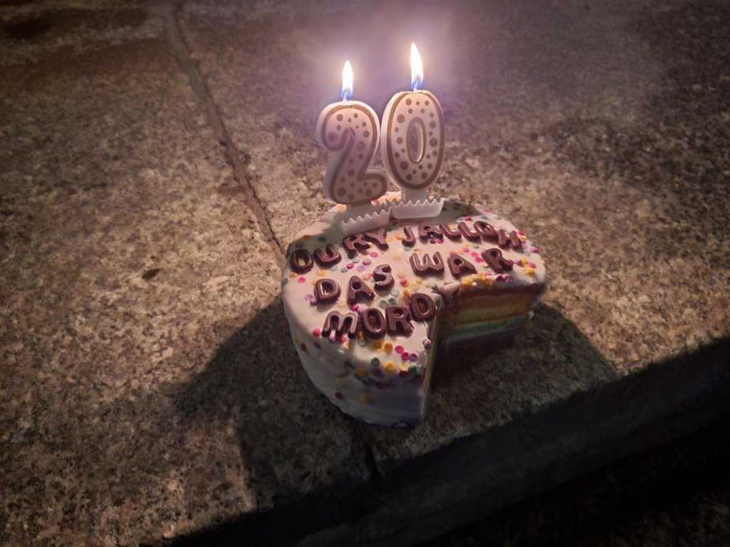 "Oury Jalloh, it was murder" written on a cake seen on the doorsteps of the Dessau police station on January 7, 2025 during the protest march to commemorate the death of asylum seeker Oury Jalloh | Photo: Benjamin Bathke