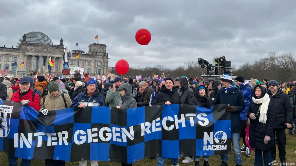 Fans of Berlin non-league side FC Internationale Berlin held up a banner reading 'Inter against the right' and 'No racism' | Photo: David Braneck/DW