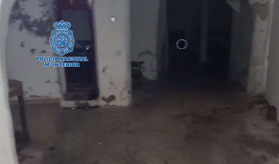 L'un des logements insalubres dans lesquels les trafiquants abritaient les travailleurs exploités en Andalousie. Crédit : capture d'écran Twitter / @policia nacional