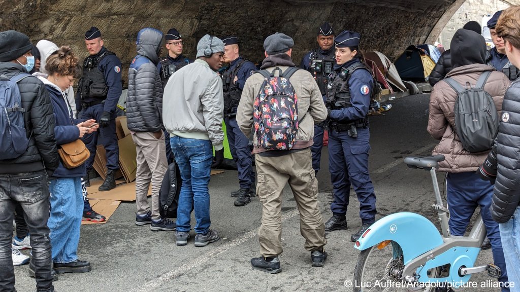 Organizations that work with migrants in France believe the authorities are operating 'social cleansing' methods to rid the streets of migrants ahead of the Olympic Games in Paris in summer 2024 | Photo: Luc Auffret / Anadolu / picture alliance