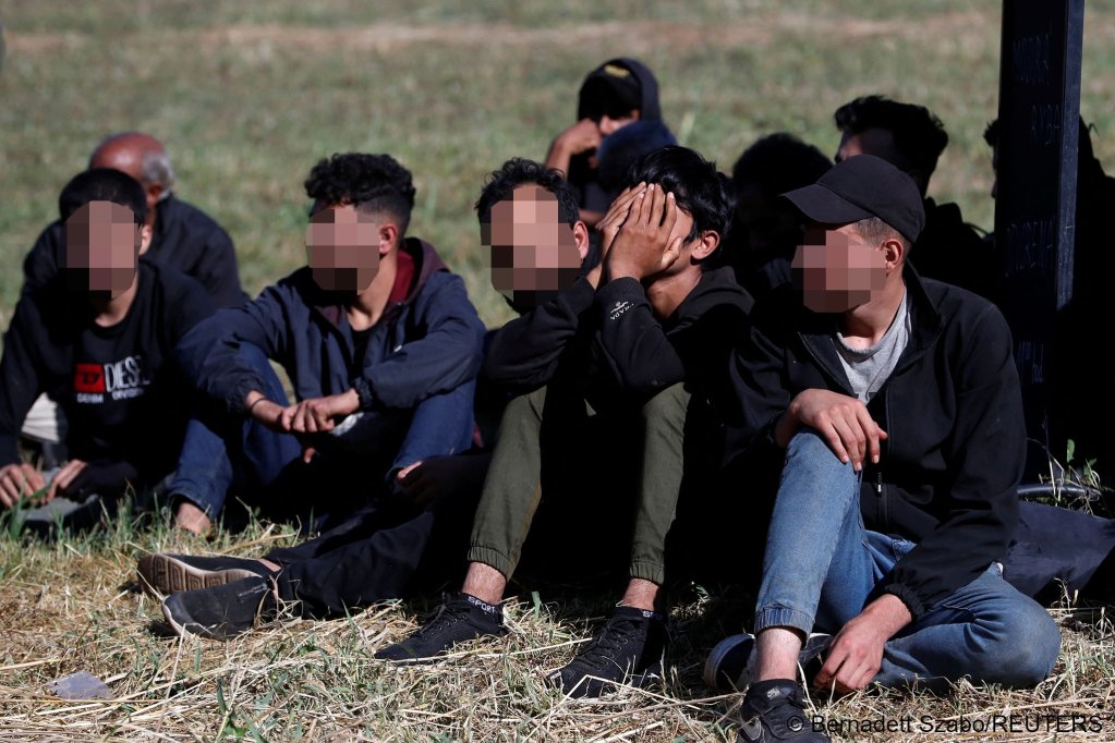 After having crossed the Slovakia-Hungary border irregularly, migrants wait in the Slovakian village of Chl'aba on September 15, 2023 as they are detained by Slovakian police | Photo: Bernadett Szabo/Reuters