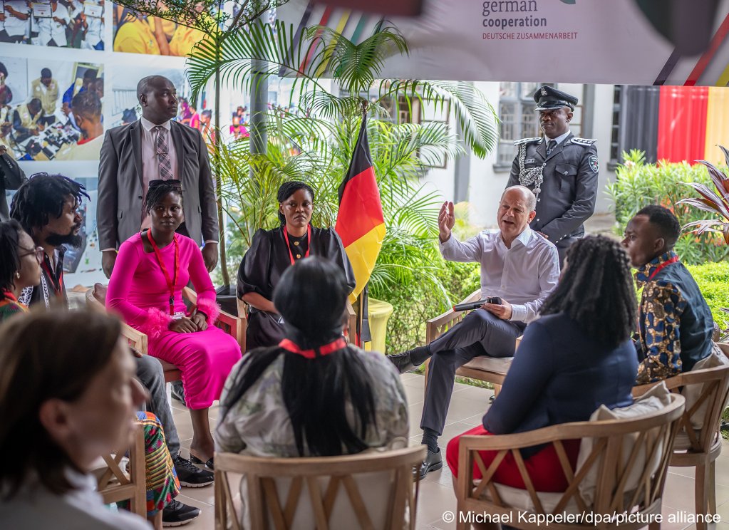 German Chancellor Scholz visits the German-Nigerian Center for Jobs, Migration and Reintegration in Lagos on October 30, 2023 | Photo: Michael Kappeler/picture-alliance