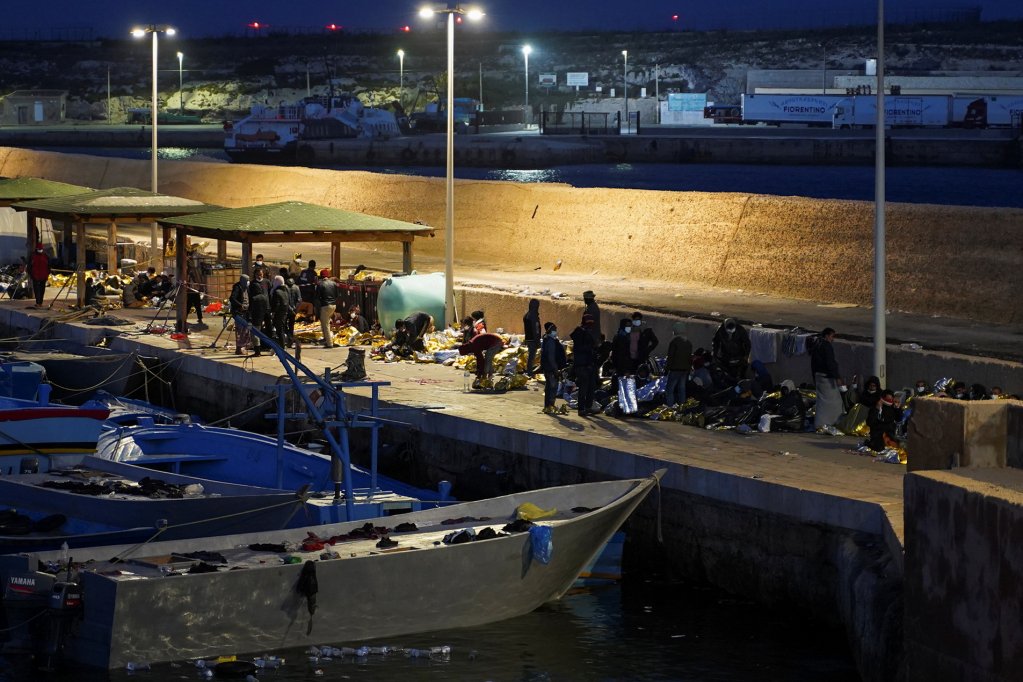 مهاجرون يفترشون رصيف الميناء بعد وصولهم إلى لامبيدوزا. المصدر: رويترز