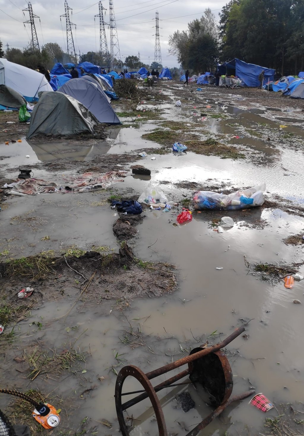 Les migrants vivent les pieds dans la boue. Crédit : Utopia 56