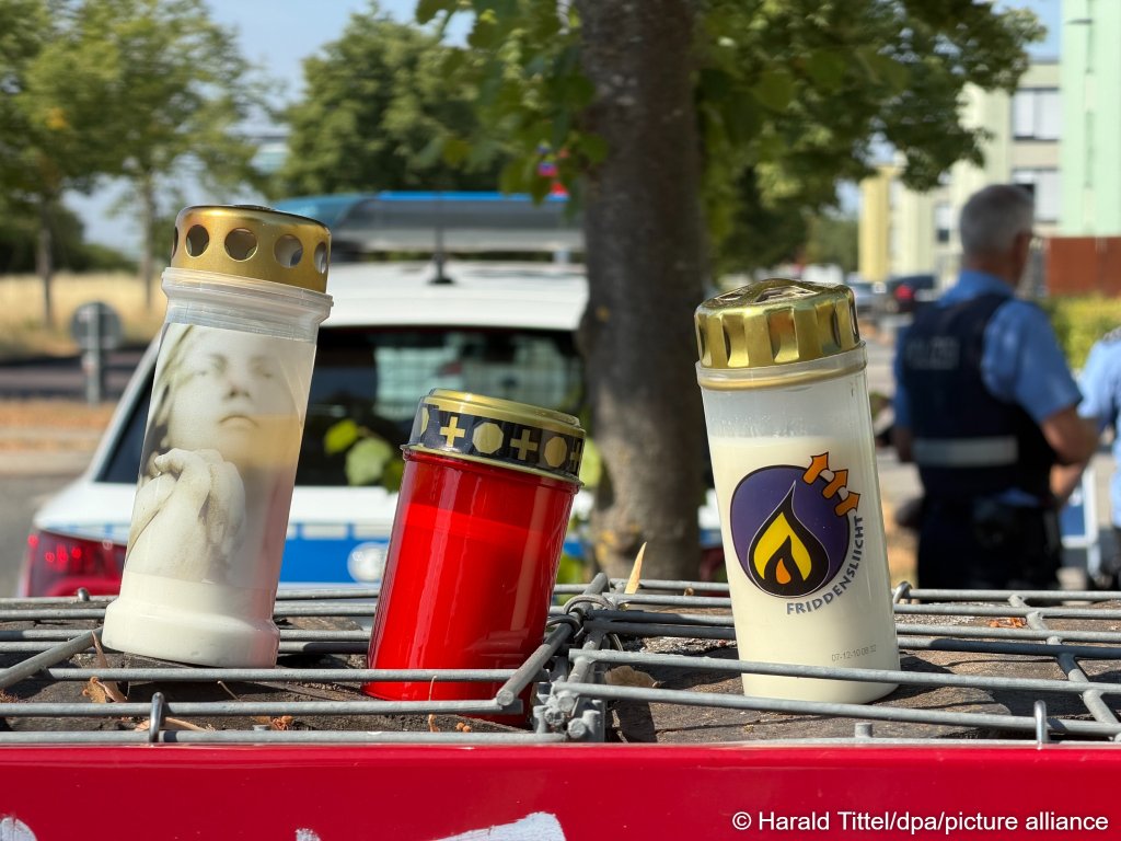 Candles stand at the spot where a student was killed in an attack on the street in Trier | Photo: Harald Tittel / dpa / picture alliance