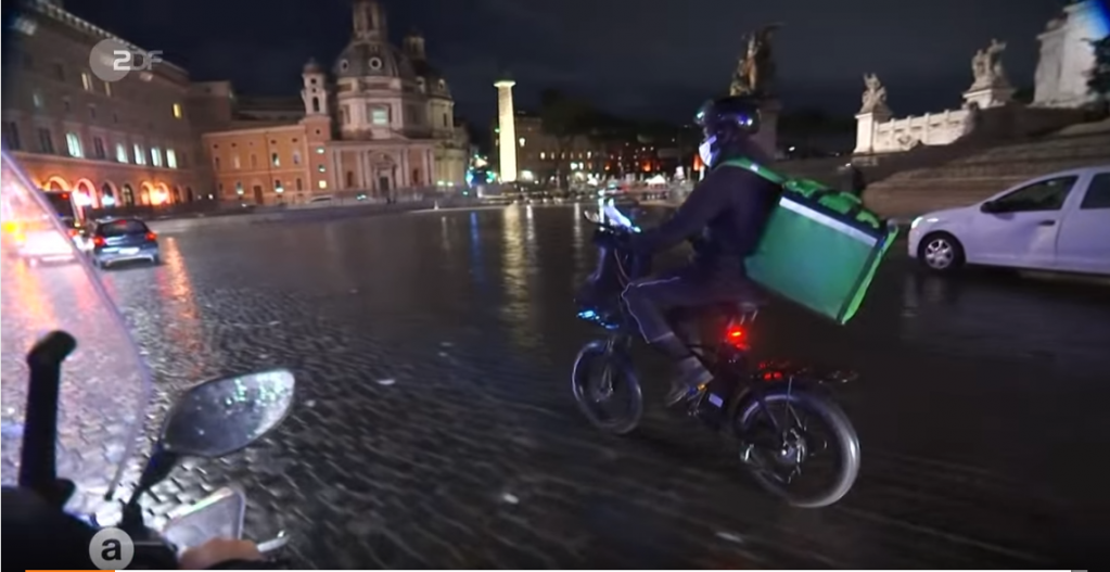 James Osawe parcourt les rues de Rome sur son vélo électrique | Source : Capture d’écran du reportage de la ZDF
