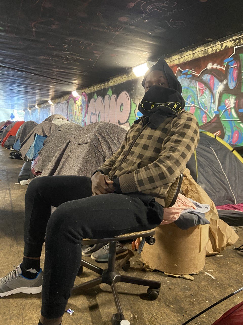 Amadou craint de ne pas supporter le froid dans sa tente. Crédit : InfoMigrants