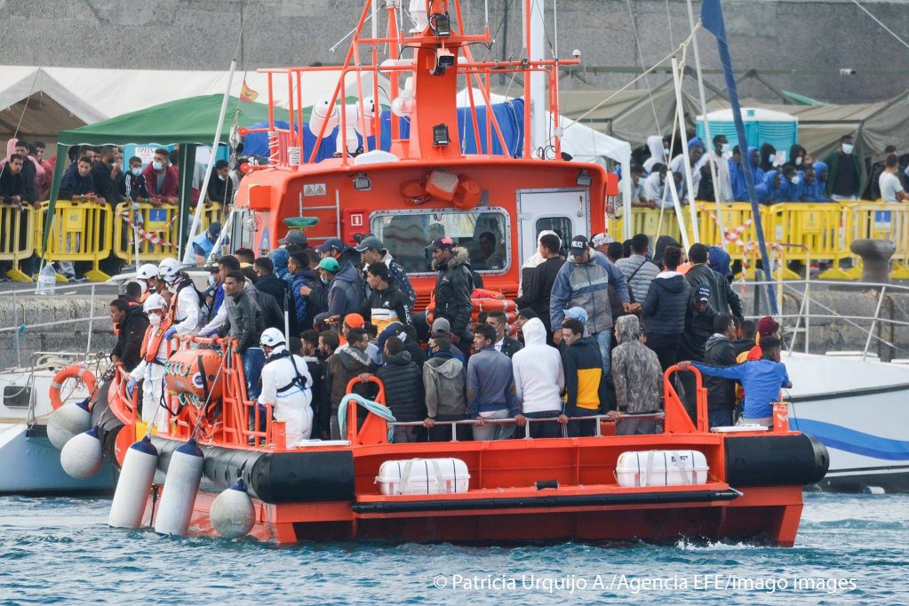 Migrants arrive at the Arguineguin dock on Gran Canaria after being rescued by Spanish Salvamento Maritimo on November 8, 2020 | Photo: Imago Images