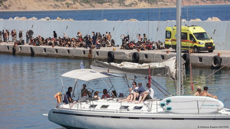 Summer in Crete: Refugees and tourists throng the coast | Photo: Stefanos Rapanis/REUTERS