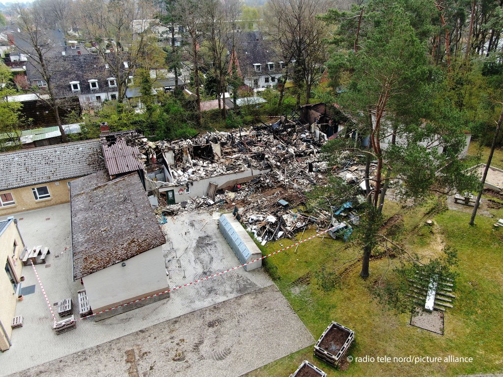 Aerial view of the destroyed accommodation center for asylum seekers in Gudow, northern Germany on May 2, 2021 | Photo: Peter Wuest/rtn/picture-alliance