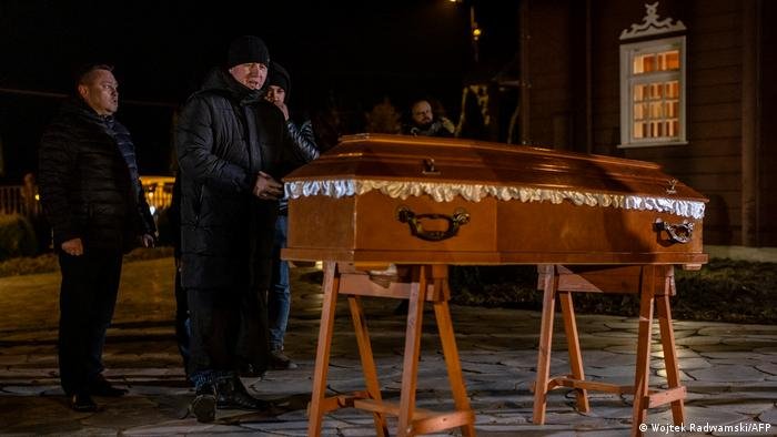 الإمام علي ألكسندر بازاريفيتش يقيم صلاة الجنازة على السوري أحمد الحسن قبل دفنه في مقبرة بوهونيكي لأقلية التتار البولندية المسلمة