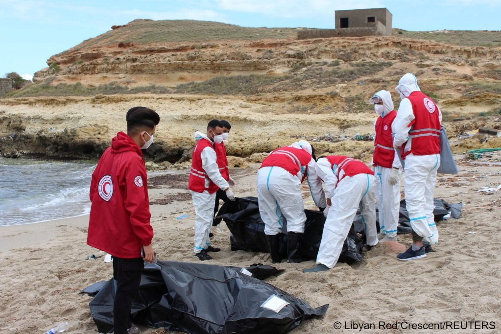 Libyan Red Crescent workers put the body of one of the migrant, who died after their boat capsized, in a bag, in Qassr Alkhyar, Libya February 14, 2023 | Photo: REUTERS/ Libyan Red Crescent/Handout