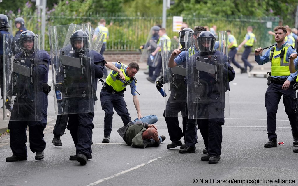 Gardai officers detained a total of 19 protesters, 15 were charged on Monday night in a special hearing, a further four are due to go before a court on Tuesday (July 16) | Photo: Niall Carson / empics / picture alliance