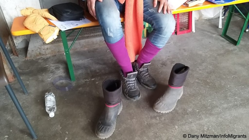 Migrants try on donated shoes, boots, socks and warm clothes before attempting the journey through the mountains | Photo: Dany Mitzman / InfoMigrants