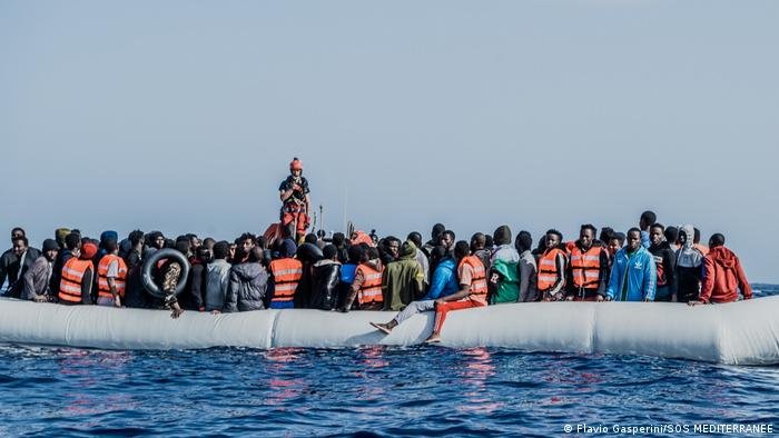 عملیات نجات مهاجران توسط کشتی خصوصی "اوشن واکینگ" در بحیره مدیترانه (اپریل 20221)