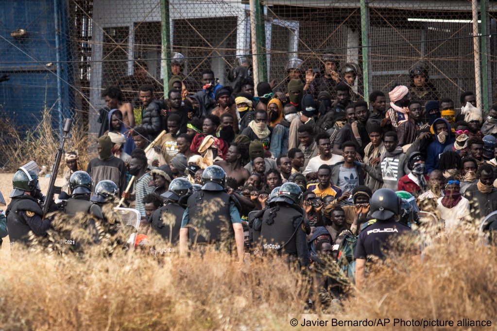 Riot police officers cordon off the area after migrants arrive on Spanish soil and crossing the fences separating the Spanish enclave of Melilla from Morocco in Melilla, Spain, Friday, June 24, 2022 | Photo: AP Photo/Javier Bernardo