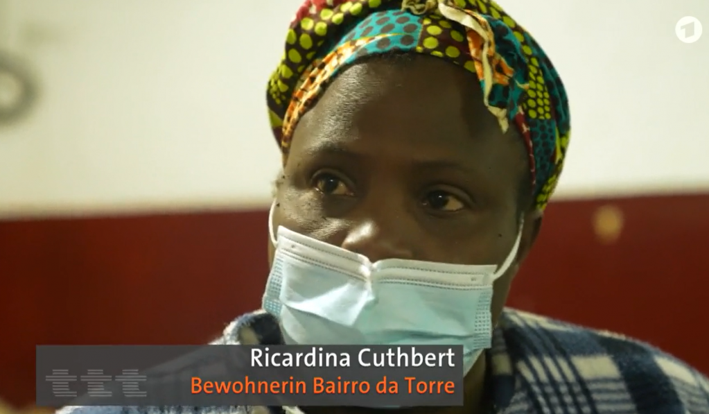 Ricardinia Cuthbert, une habitante du quartier de Bairro da Torre | Photo : Capture d’écran de l’émission "Titel, Thesen, Temperamente" du 10 janvier 2021