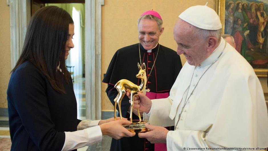 Pope Francis received the Bambi Award from Yusra Mardini in 2016 | Photo: Picture-alliance