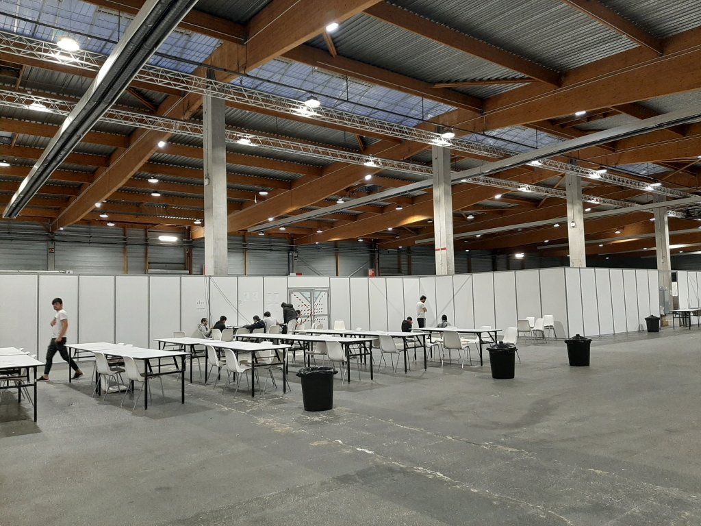 L'intérieur de la halle d'exposition de la Villette, dans le 19ème arrondissement de Paris, qui abritait 419 migrants, mardi 1er décembre. Crédit : InfoMigrants