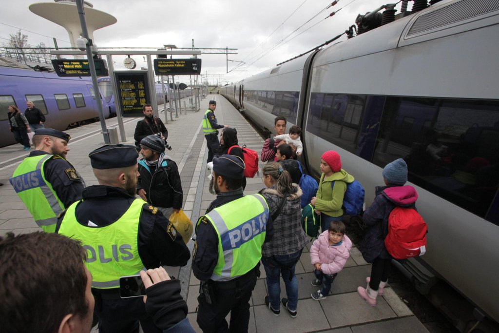 ansa / الشرطة السويدية تقوم بتجميع عدد من المهاجرين القادمين على متن قطار عند الجزء السويدي من الجسر الفاصل بين السويد والدنمارك. المصدر: إي بي إيه/ ستيج - أكي جونسون.