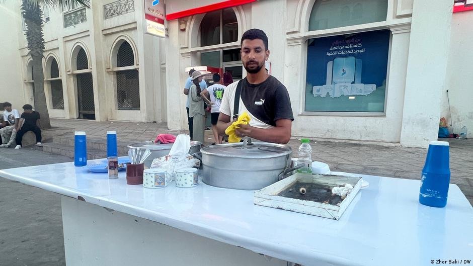 Local trader Mohamed al-Dami watched crowds trying to leave Fnideq but he doesn't think the risk is worth it | Photo: Zhor Baki / DW