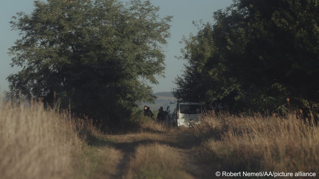 Migrants cross the Slovakia-Hungarian border near Vyskovce Nad Iplom, Slovakia on September 6, 2023 | Photo: picture alliance / Robert Nemeti / Anadolu Agency