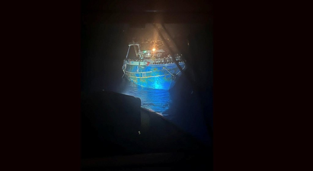 Le bateau quelques heures avant son naufrage en mer Égée. Grèce. Crédit : Reuters