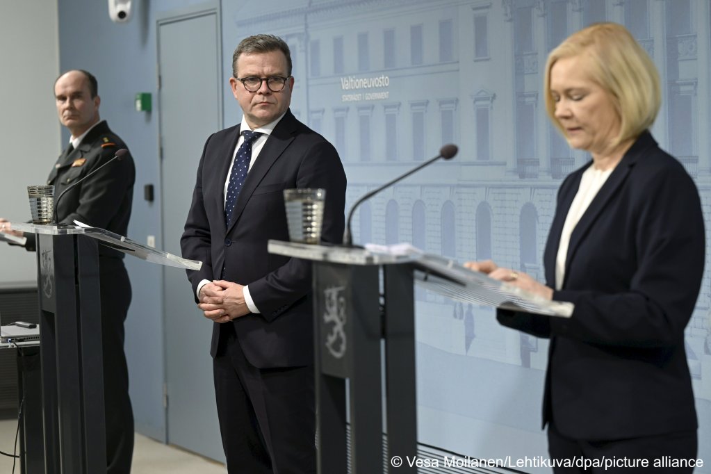Finnish Prime Minister Petteri Orpo (middle) and Interior Minister Mari Rantanen (right) during a press conference in Helsinki, Finland on November 28, 2023 | Photo: Vesa Moilanen/Lehtikuva/picture-alliance