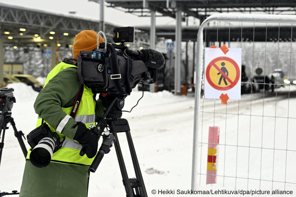 Media observes traffic at opened Vaalimaa border check point between Finland and Russia in Virolahti, eastern Finland on December 14 | Photo: Heikki Saukkomaa/AP/picture-alliance