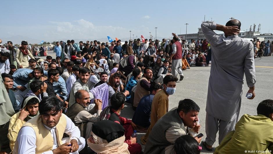 Afghans wait to leave the Kabul airport on August 16, 2021 | Photo: Wakil Kohsar/AFP