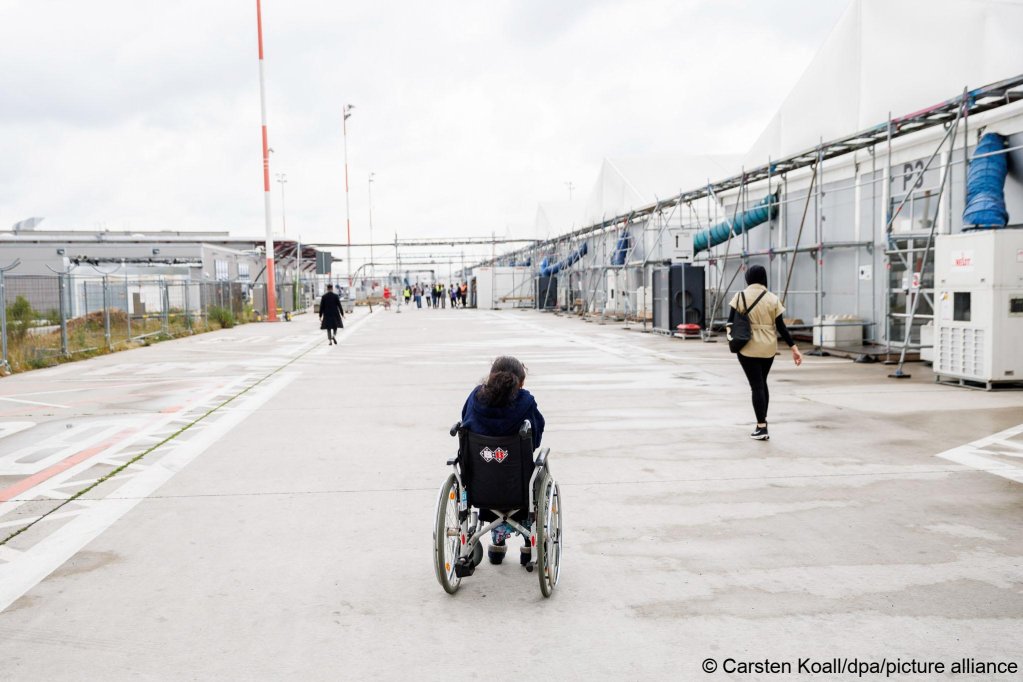 An outside view of the tents at the Tegel asylum shelter, May 2024 | Photo: picture alliance