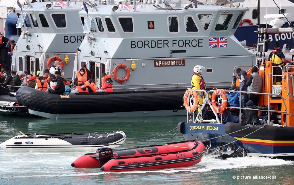 Un groupe de migrants arrivant à Dover après un incident sur la Manche, 2 septembre 2020 | Photo : IMAGO