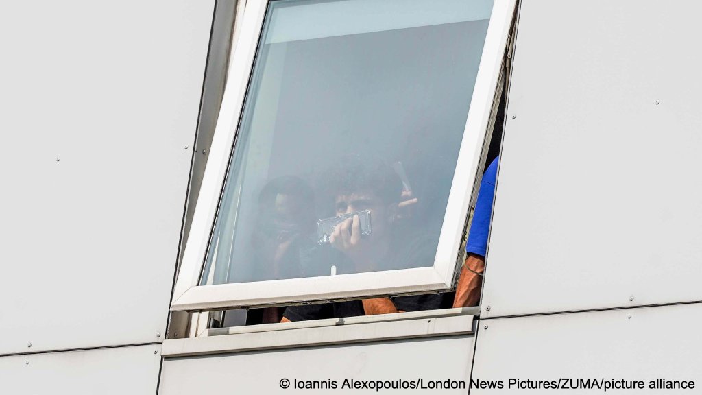 Many of the migrants who are housed in hotels are now afraid to leave the perimeter of the facilities | Photo: Ioannis Alexopoulos/London News Pictures/ZUMA/picture-alliance