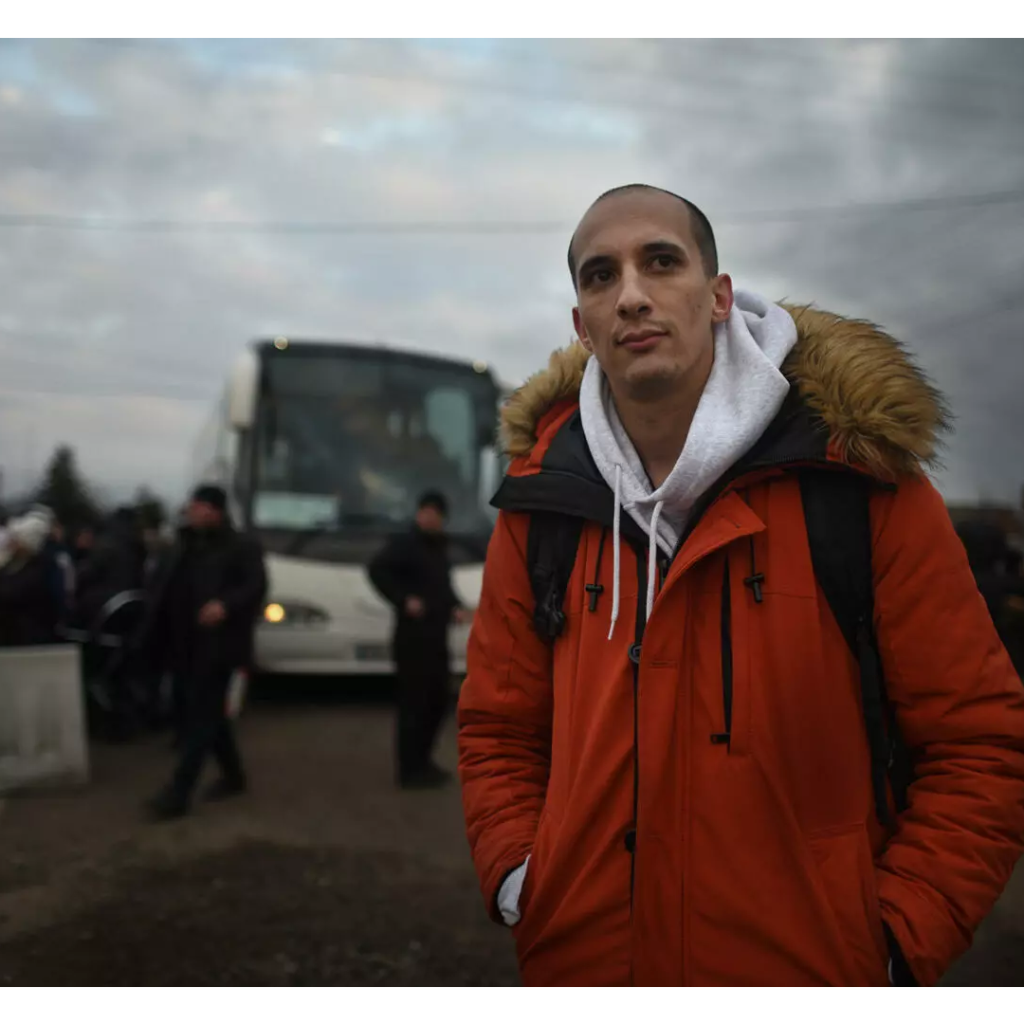 Karim, un ressortissant algérien qui vivait à Kiev, fait la queue du côté ukrainien de la frontière le 25 février 2022. De nombreux étrangers essaient actuellement de fuir le pays. Crédit : Mehdi Chebil