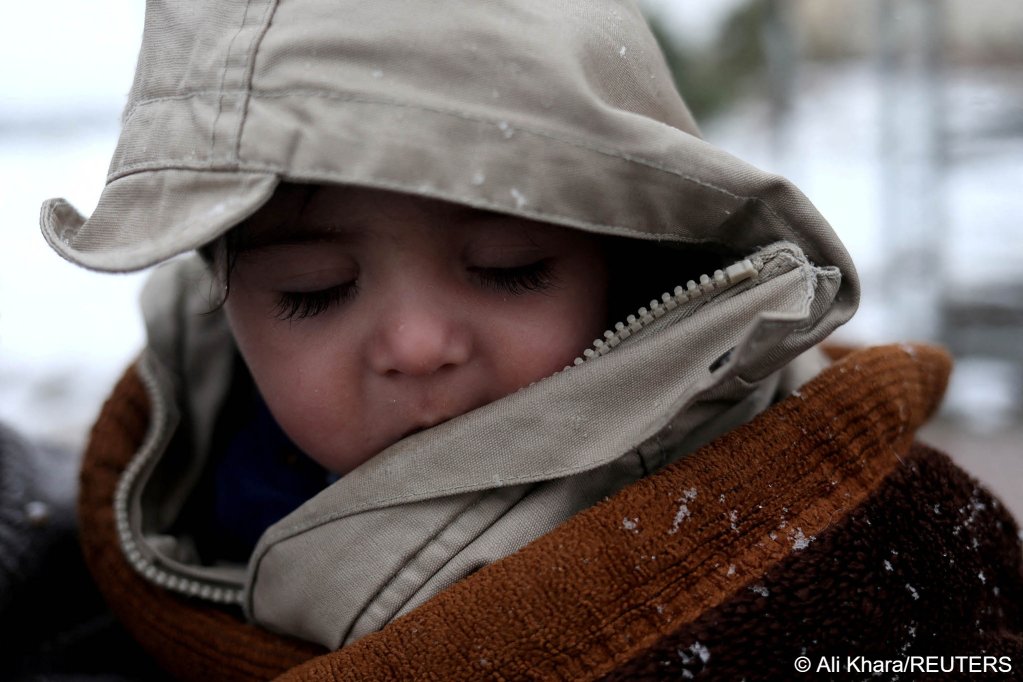 Baby Sohail Ahmadi was found by Hamid Safi, a 29-year-old taxi driver, in the airport during the evacuation of thousands of Afghans fleeing the Taliban | Photo: REUTERS/Ali Khara