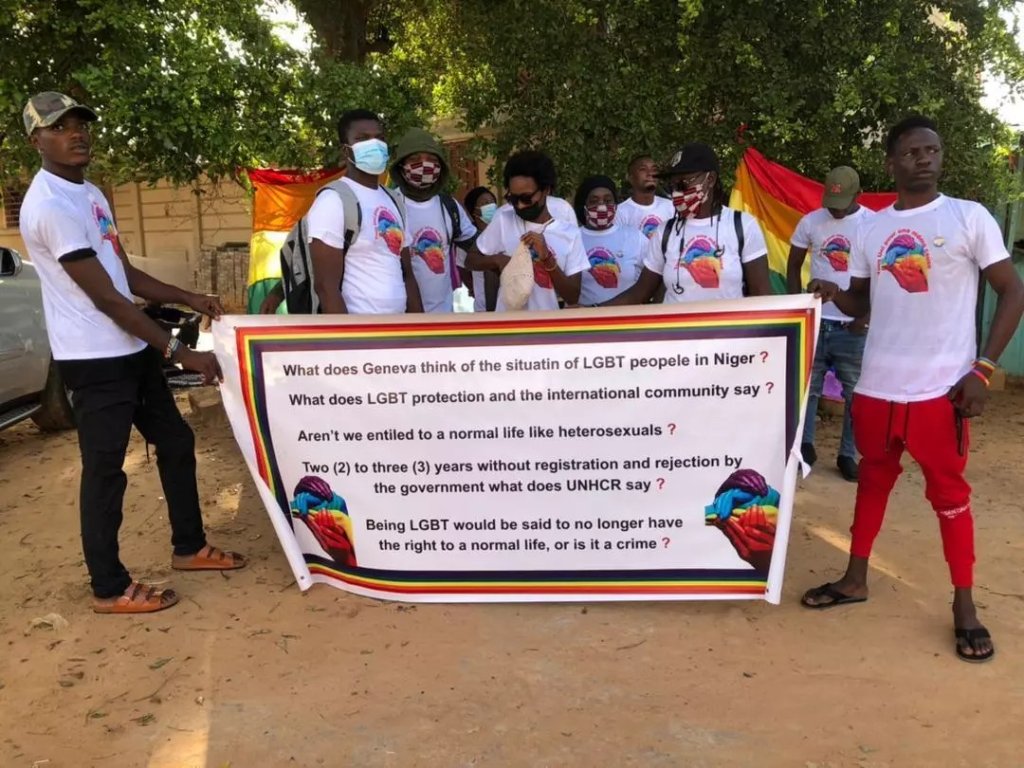 Regroupement de demandeurs d'asile LGBT devant le HCR à Niamey le 22 août. Crédit : DR