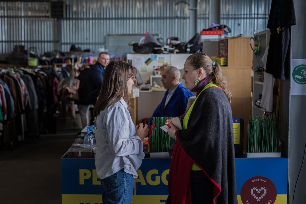 Irisha (à gauche) dans l’entrepôt de Tavi Draugi à Rig | Photo : Martin Thaulow