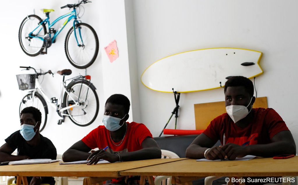 Mohamed Gueye, Mor Low and Ali Thiam, migrants from Senegal, take Spanish lessons in Tito Martin's private garage, in Las Palmas on the island of Gran Canaria, Spain July 21, 2021| Photo: REUTERS/Borja Suarez