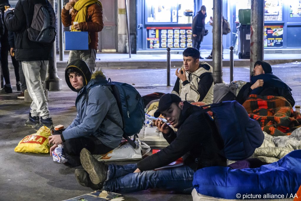 Migrants shelter from the cold at the Stalingrad Subway Station in Paris, France on January 11, 2023 | Photo: Julien Mattia / Anadolu Agency / via picture-alliance