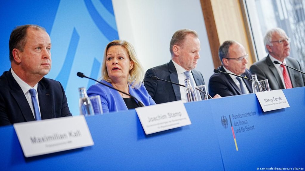 German politicians at a summit to discuss refugees and migration. | Photo: Kay Nietfeld/dpa/picture alliance