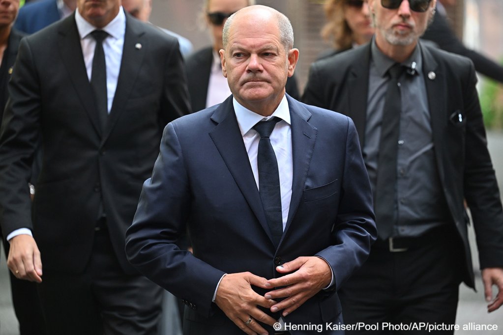 German Chancellor Olaf Scholz visits the scene of a knife attack, in Solingen, Germany, Monday, August 26, 2024 | Photo: Henning Kaiser / picture alliance