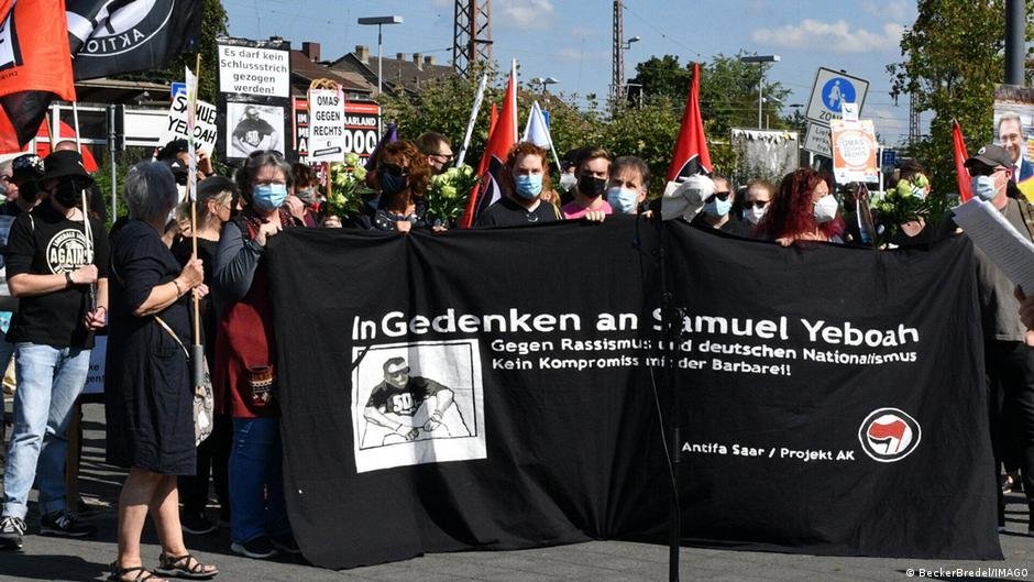 Anti-racism activists have kept the memory of Samuel Yeboah alive over the decades | Photo: BeckerBredel/IMAGO