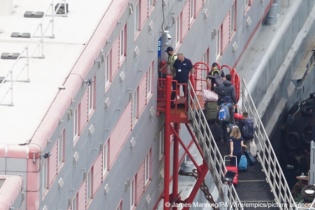 The first 15 asylum seekers board the Bibby Stockholm moored in Portland Harbor, UK | Photo: Ben Birchall / PA Wire / empics / picture-alliance