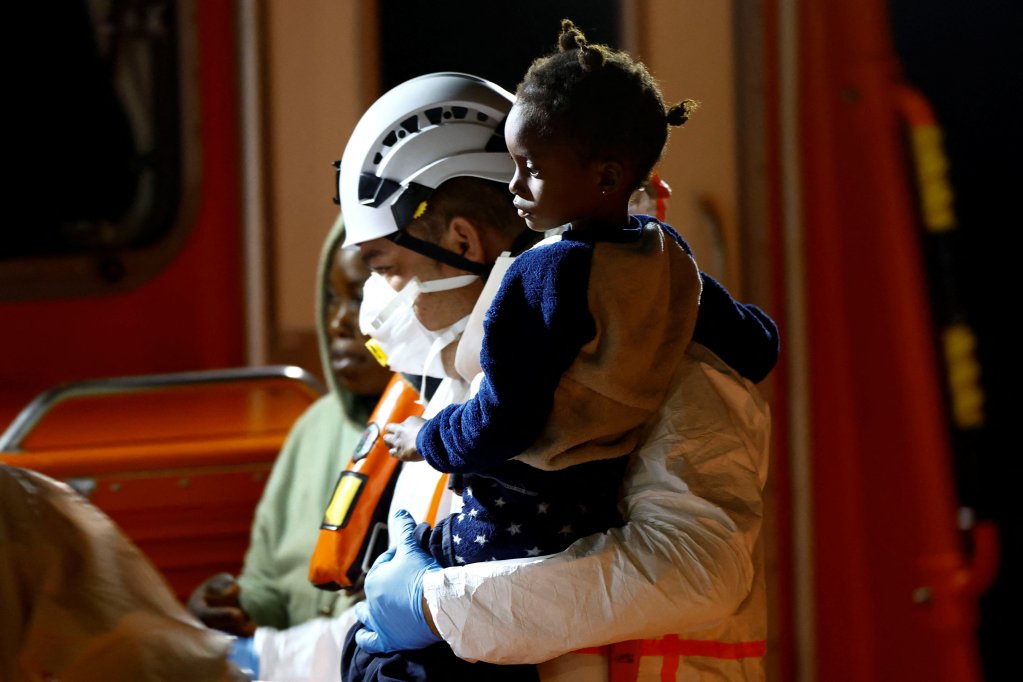 Un sauveteur espagnol porte un enfant venant d'arriver sur l'île de Grande Canarie, le 21 janvier 2025. Crédit : Reuters