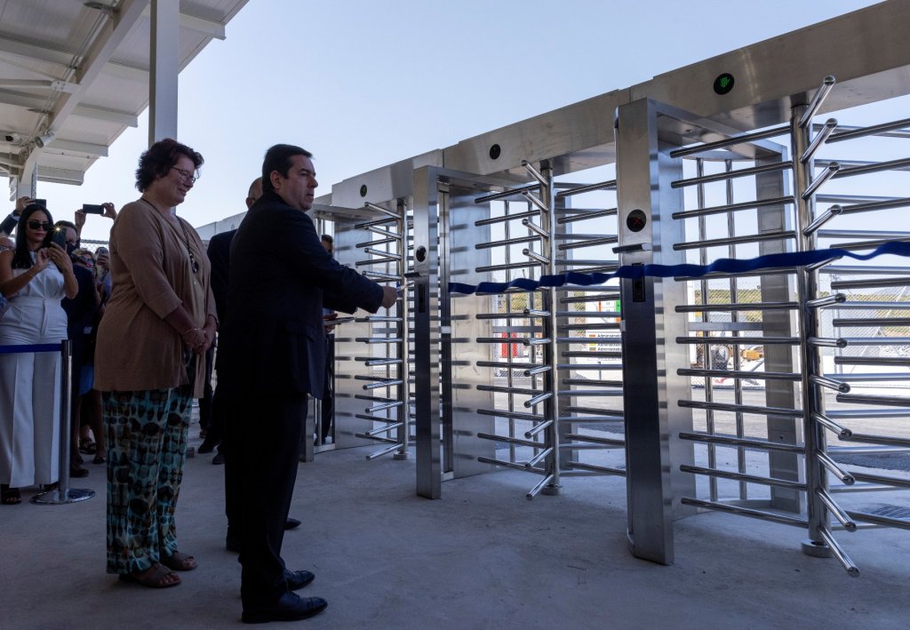 L'entrée du nouveau camp de Samos est équipée de portes automatiques. Crédit : Reuters