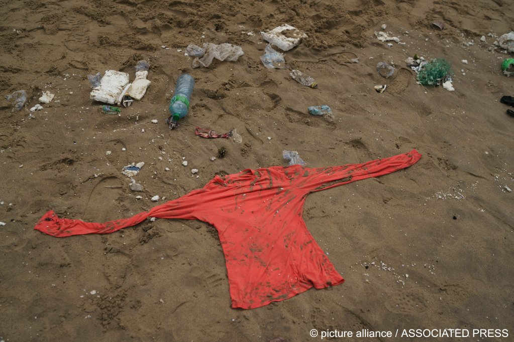 Clothes of the deceased washed onto the beach, news agency AP reported | Photo: Leo Correa/AP/picture-alliance