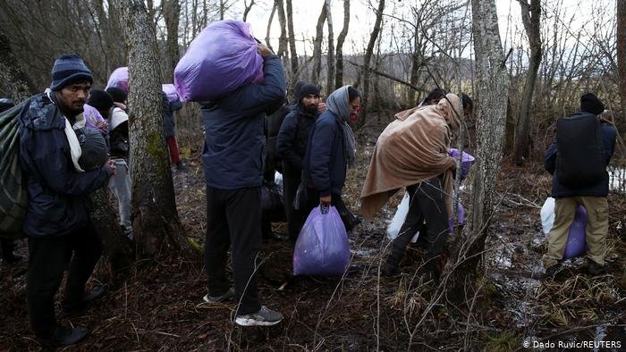 مهاجرون في غرب البوسنة يحاولون العبور عبر الغابة إلى كرواتيا، العضو في الاتحاد الأوروبي