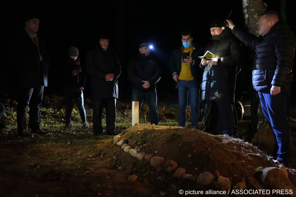 People of a Muslim congregation community pray at the grave of young Syrian man, Ahmad al-Hassan in Bohoniki near Sokolka, Poland, Monday, Nov. 15, 2021 | Photo: picture-alliance/AP