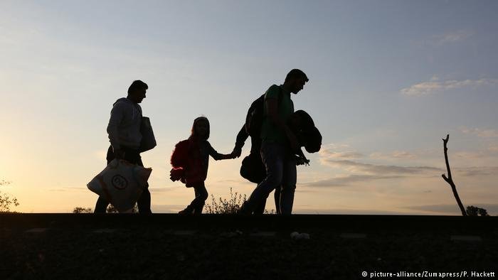 Migrants crossing the border between Hungary and Serbia / DW