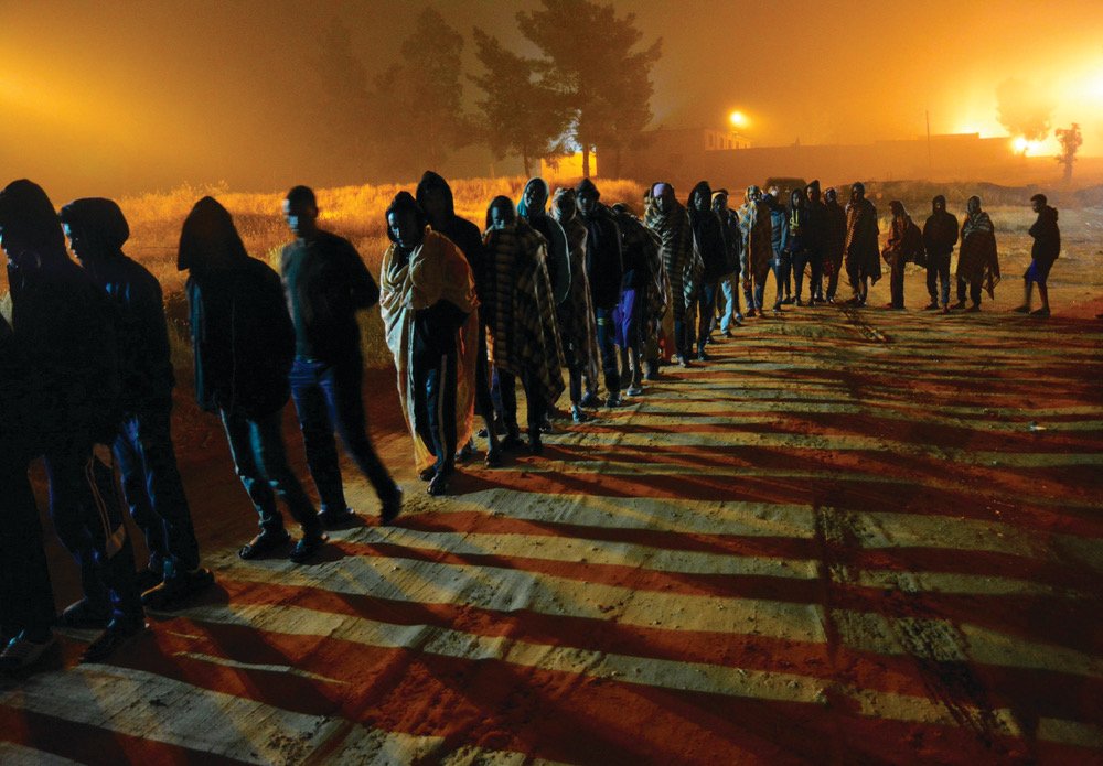 Asylum seekers in line for a food distribution in Dhar el-Jebel/Zintan detention center, Libya, 2019 | Photo: Jérôme Tubiana/MSF